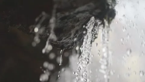 Clear droplets drip from rocky ledges in slow motion, each one distinct. Be.. Video stock 291093869