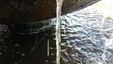 Clear flowing water that flows fast Stock Footage 321997944