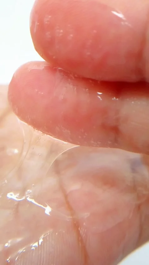 Clear gel liquid on palm of hand. Close up of transparent bubbly fluid. Whi.. Vídeo Stock 335022445