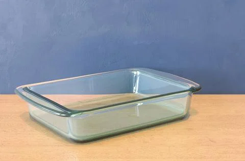 Clear Glass Baking Dish, rectangular shape on the wooden table. 3D renderi... Fotos de archivo