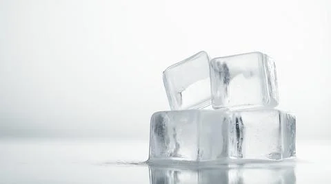 Clear ice cubes stacked together in a clean, minimalistic arrangement against a Foto stock