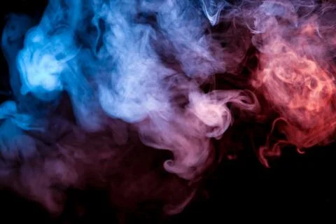Clear, isolated streams of dense smoke, screwed against a dark background, ex Stockfoto's