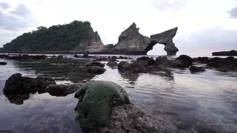 Clear ocean water flows past rocks 스톡 동영상 135759737