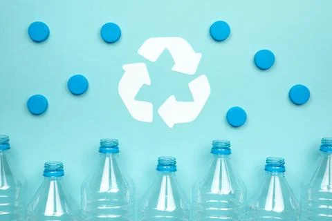Clear plastic bottles with caps on a blue background. Recycling and environme Foto stock