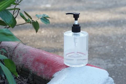 Clear plastic pump bottle with hand sanitizer gel placed outdoors, hygiene and h Foto stock