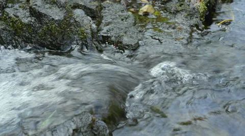 Clear potable flowing water from waterfall stream Vidéo 49438384