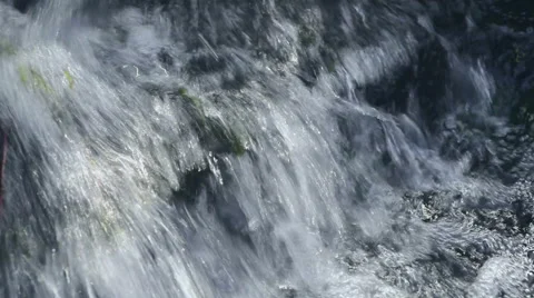Clear potable flowing water from waterfall stream Vidéo 49438526