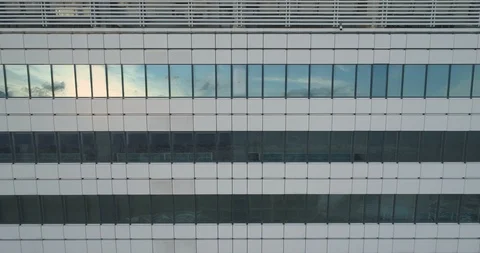 Clear reflecting windows of modern office building Vídeos de archivo 125519205