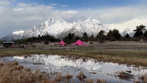Clear Reflection Of Namcha Barwa Peak In Still Pond Water 動画素材 333938634