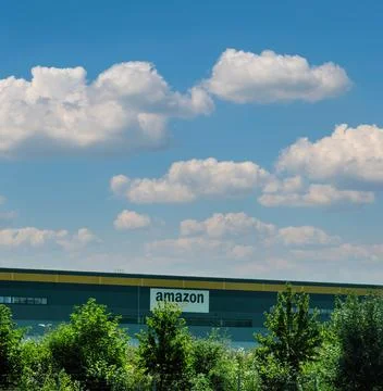 Clear Sky Over Large Amazon Warehouse: The Paradigm of E-Commerc Stockfoto's