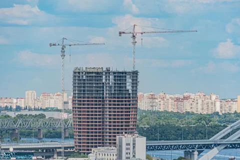 Clear sky with scattered clouds, construction site of a metal and concrete .. Foto stock
