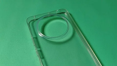 Clear smartphone soft case, on a green background. Vidéo 328524572