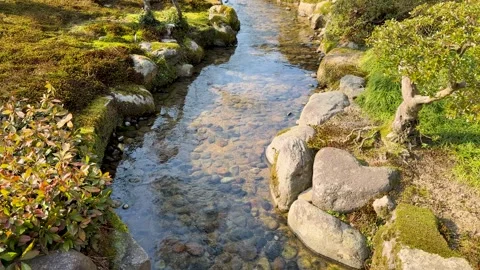 Clear Stream Flowing Through Kenrokuen Garden in Kanazawa Japan Vídeos de archivo 332838915