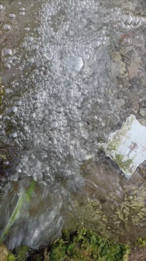 Clear Stream Water with Bubbles and Ambient Splash Sound Stockbeeldmateriaal 335081776