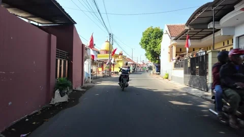 Clear street under bright sun Vidéo 345139049