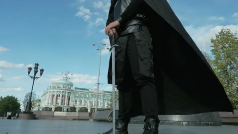 Clear summer day, Jon Snow from Game of Thrones Stay in middle of city. Vídeo Stock 130946523