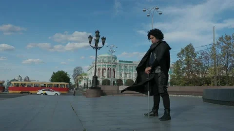 Clear summer day, Jon Snow from Game of Thrones says Winter is coming. Close Up Vídeo Stock 130946534