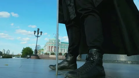 Clear summer day, Jon Snow from Game of Thrones Stay in middle of city. Vídeo Stock 130946567
