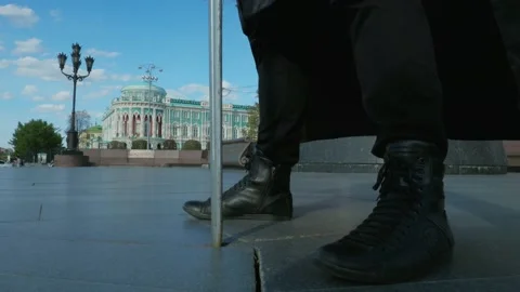 Clear summer day, Jon Snow from Game of Thrones Stay in middle of city. Vídeo Stock 130946579