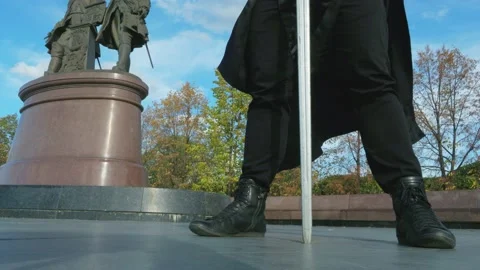 Clear summer day, Jon Snow from Game of Thrones Stay in middle of city. Vídeo Stock 130946614