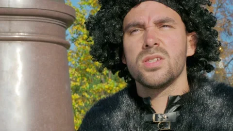 Clear summer day, Jon Snow from Game of Thrones Stay in middle of city. Vídeo Stock 130946622