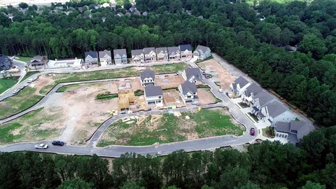 Clear Sunny Pan Left Drone shot of partially constructed Planned Neighborhood. Vídeo Stock 92455267