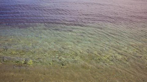 Clear transparent sea surface background. Shallow water, above view Foto stock