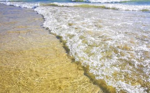 Clear turquoise blue waves wave water and beach sand Thailand. Foto stock
