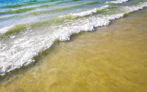 Clear turquoise blue waves wave water and beach sand Thailand. Foto stock