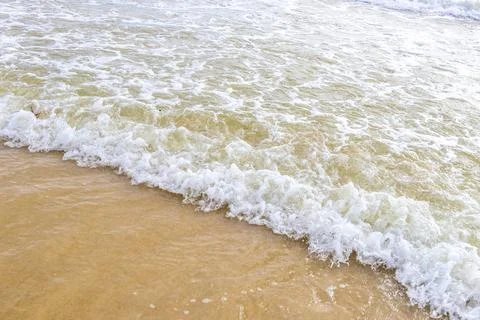 Clear turquoise ocean waves over tropical sand with reflective textures Tha.. Foto stock