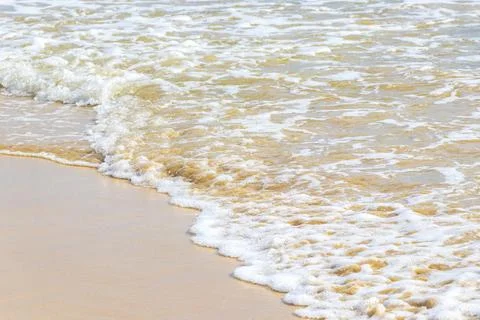 Clear turquoise ocean waves over tropical sand with reflective textures Tha.. Foto stock