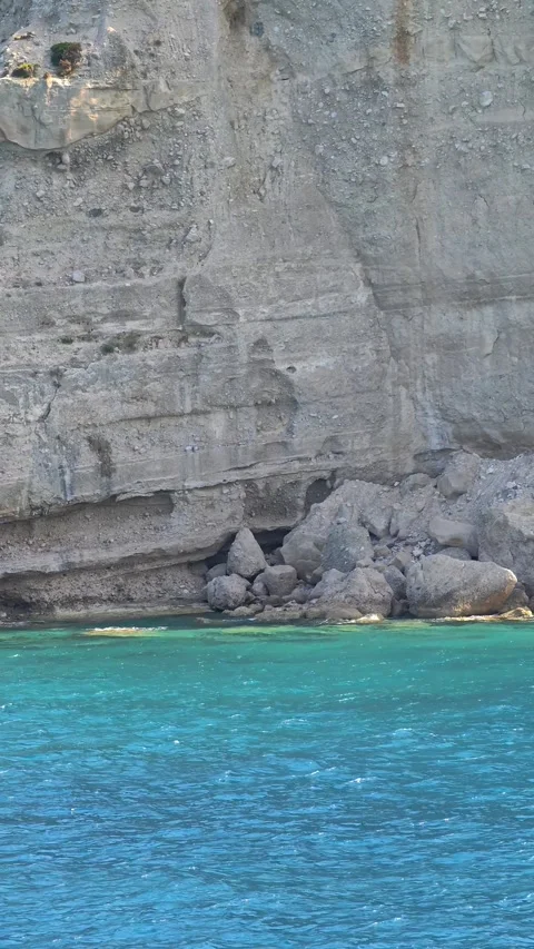 Clear turquoise waters and cliffs. View from a boat gliding. Video stock 314904090