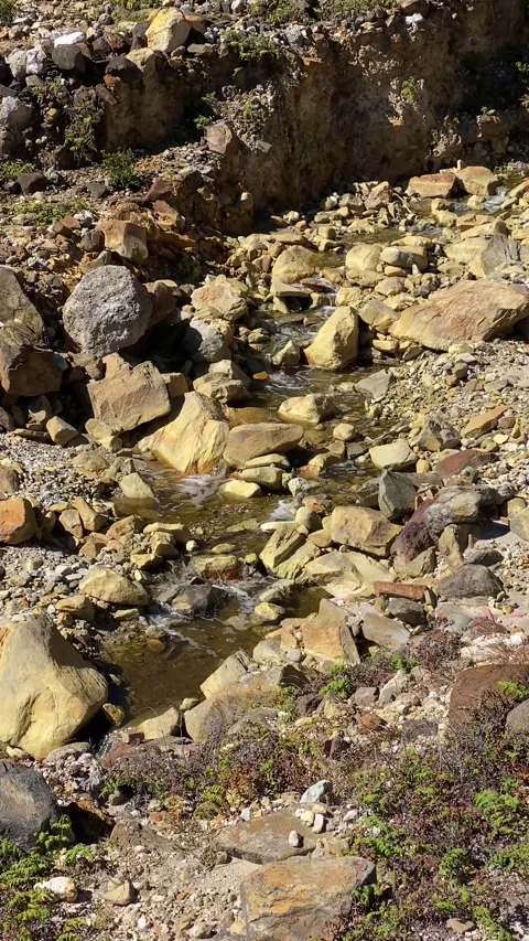 A clear upstream stream flowing from Mount Papandayan in Garut Видео 346838386