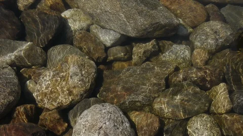 Clear water and rocks Vídeos de archivo 103442594