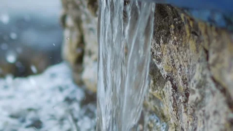 Clear water flowing over rocks in a serene natural setting in slow motion 3.. Vidéo 283623558