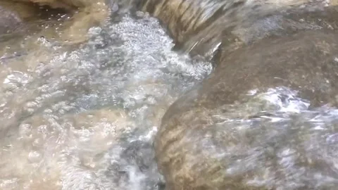 Clear water flowing over rocks 库存影片 333050707