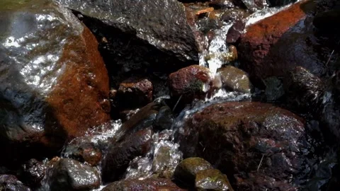 Clear water flows between the stones Video stock 291618762