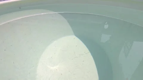 Clear Water Ripples in Ceramic Container with Sunlight Reflection Vídeo Stock 332942767