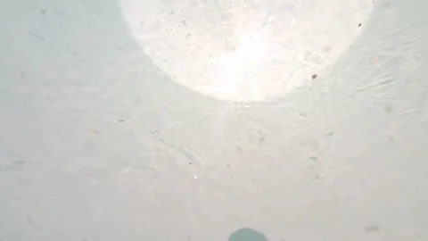 Clear Water Ripples in Ceramic Container with Sunlight Reflection Vídeo Stock 332942781