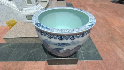 Clear Water Ripples in Ceramic Container with Sunlight Reflection Vídeo Stock 332942813