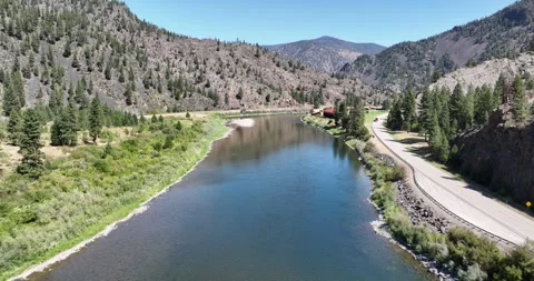 Clear Water River in a Mountain Valley Drone Aerial View Paradise Montana USA Vidéo 335706333