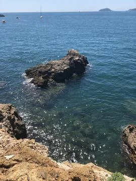 Clear Water &amp; Sea Stack Photo Stock Photos