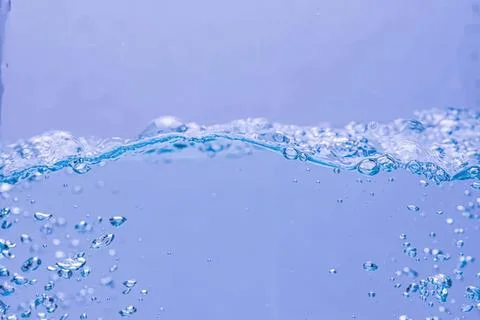 Clear water splash with bubbles in blue background Stock-Fotos