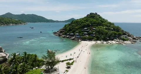 Clear waters and lush green islands with sandy beach. Nang Yuan, Thailand. Stock Footage 319485530