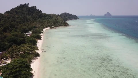 Clear wave and white beach in Koh Kradan island in Trang, Thailand. Stock-Footage 270482414