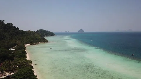 Clear wave and white beach in Koh Kradan island in Trang, Thailand. Stock-Footage 270482441