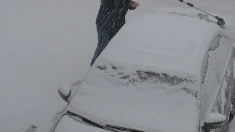 Clearing car of snow. Top view. Cinelike D. Ungraded. Видео 103396522