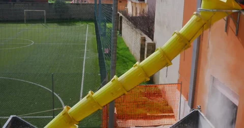 Clearing construction concrete bricks rubble from the house during reconstruc Vídeo Stock 148372521