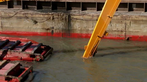 Clearing riverbeds and cleaning of pond bottom. Video stock 137205396