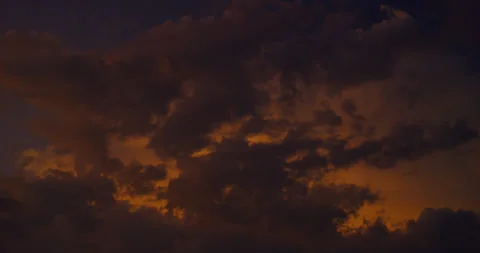 Clearing storm clouds transition from evening to twilight’s darkness. 库存影片 283398391